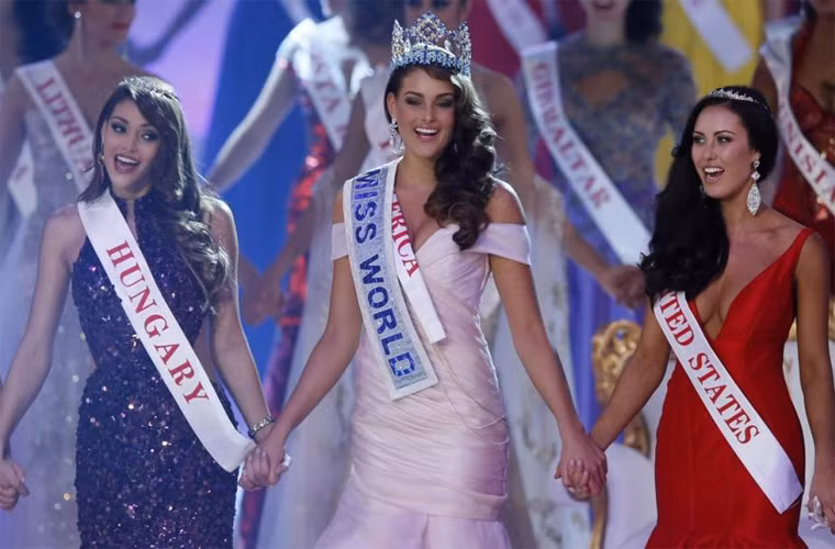 Strauss là đã đánh bại 120 thí sinh để trở thành Hoa hậu Thế giới 2014. Các thí sinh hoa hậu nắm tay nhau hát vang bài "You Raise Me Up".