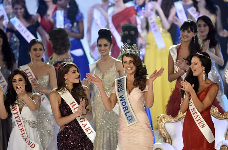 Người đẹp 22 tuổi là sinh viên y khoa năm thứ tư, có cha là bác sĩ và mẹ là y tá.