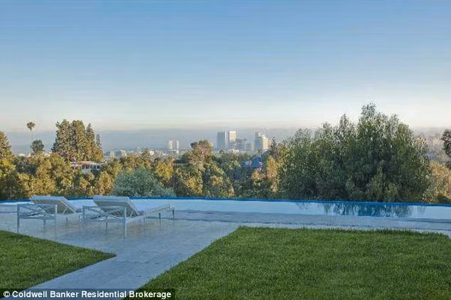 Biệt thự có một bể bơi, một garage đậu được 7 xe ô tô, nhiều khu giải trí trong và ngoài nhà.