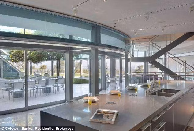 Căn phòng nào cũng ngập tràn ánh sáng và thoáng đãng.