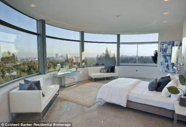 Biệt thự nằm trên đồi Loma Linda Drive có view nhìn ra một vùng rộng lớn của Los Angeles và Thái Bình Dương.