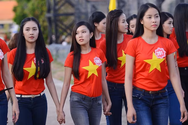 Với thân hình nhỏ nhắn và chiều cao 1m66, người đẹp Phương Xuyến lọt thỏm giữa những người đẹp còn lại trong một buổi đồng hành.