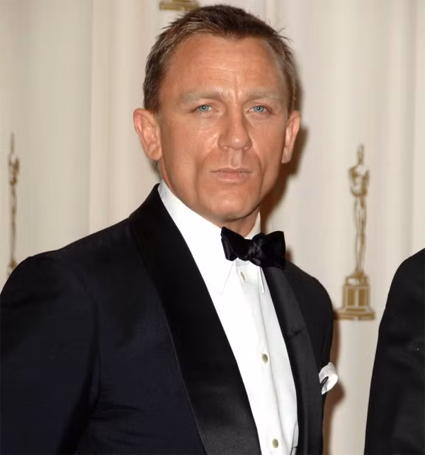 Giống như Thành Long, ngôi sao điệp viên 007 Daniel Craig cũng thích tự mình đóng các pha hành động trong phim anh tham gia. Và đó là lý do khiến ngôi sao "Casino Royale" đã bỏ ra 8 triệu USD để bảo hiểm toàn bộ thân thể khi vào vai điệp viên James Bond trong phim này.
