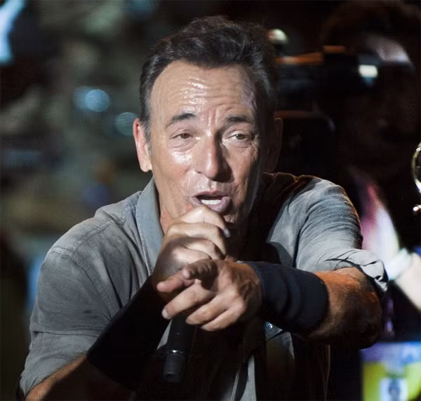 Nam ca sĩ danh tiếng Bruce Springsteen đã bỏ ra 6 triệu USD để bảo hiểm giọng hát của mình.