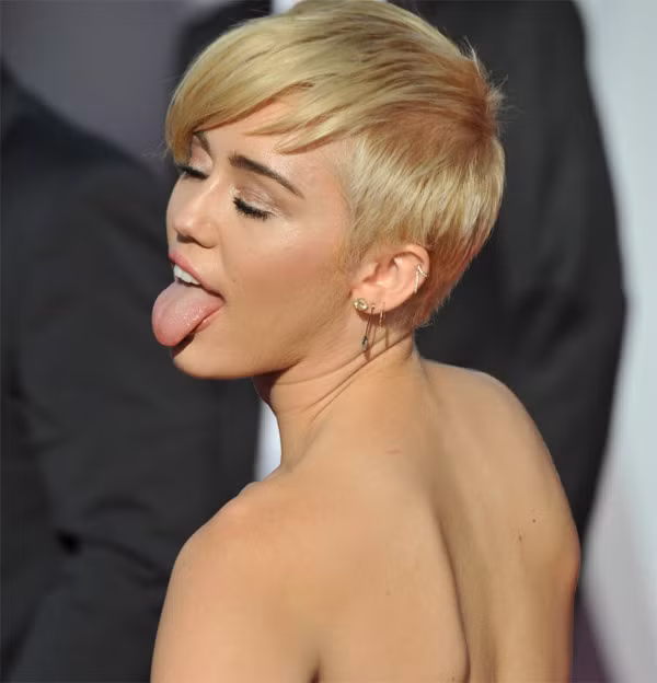 Theo một nguồn tin, Miley Cyrus tin rằng cái lưỡi của cô hiện còn được quan tâm hơn chính cả bản thân cô thế nên nữ ca sĩ 22 tuổi không ngần ngại bỏ ra 1 triệu USD bảo hiểm cho bộ phận cơ thể này.