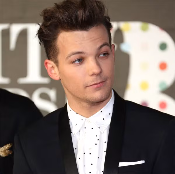 Louis Tomlinson, một thành viên nhóm One Direction đã mua bảo hiểm cho cặp mông của mình với giá 160.000 USD vì sợ vệ sĩ không bảo vệ nổi mình khỏi các fan nữ cuồng mỗi khi xuất hiện.