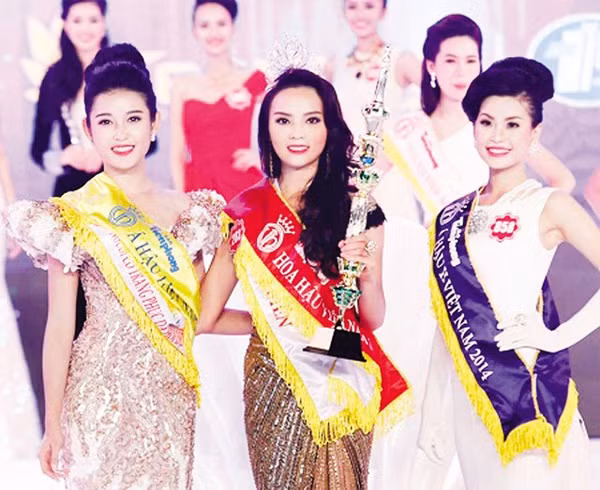 Giây phút đăng quang hoa hậu của Nguyễn Cao Kỳ Duyên.