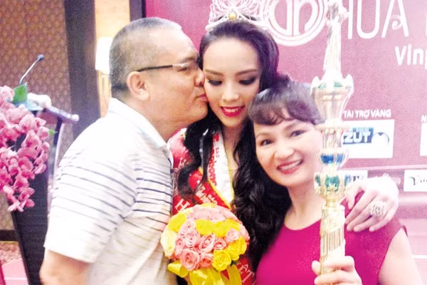 Hoa hậu Kỳ Duyên bố bố mẹ.