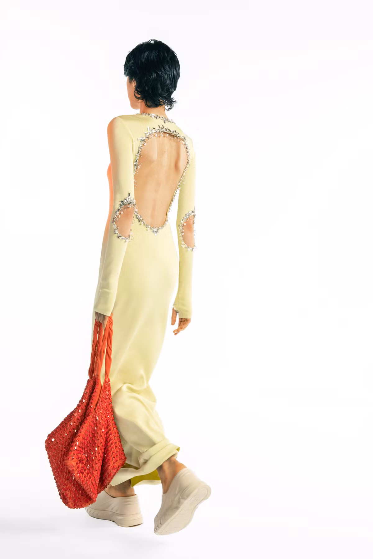 Với xu hướng váy gợi cảm, nhà mốt Givenchy biết cách tăng thêm sự ấn tượng trên những đường cắt xẻ bằng pha lê đính ngay phần viền ở lưng và khuỷu tay. Ảnh: Vogue.