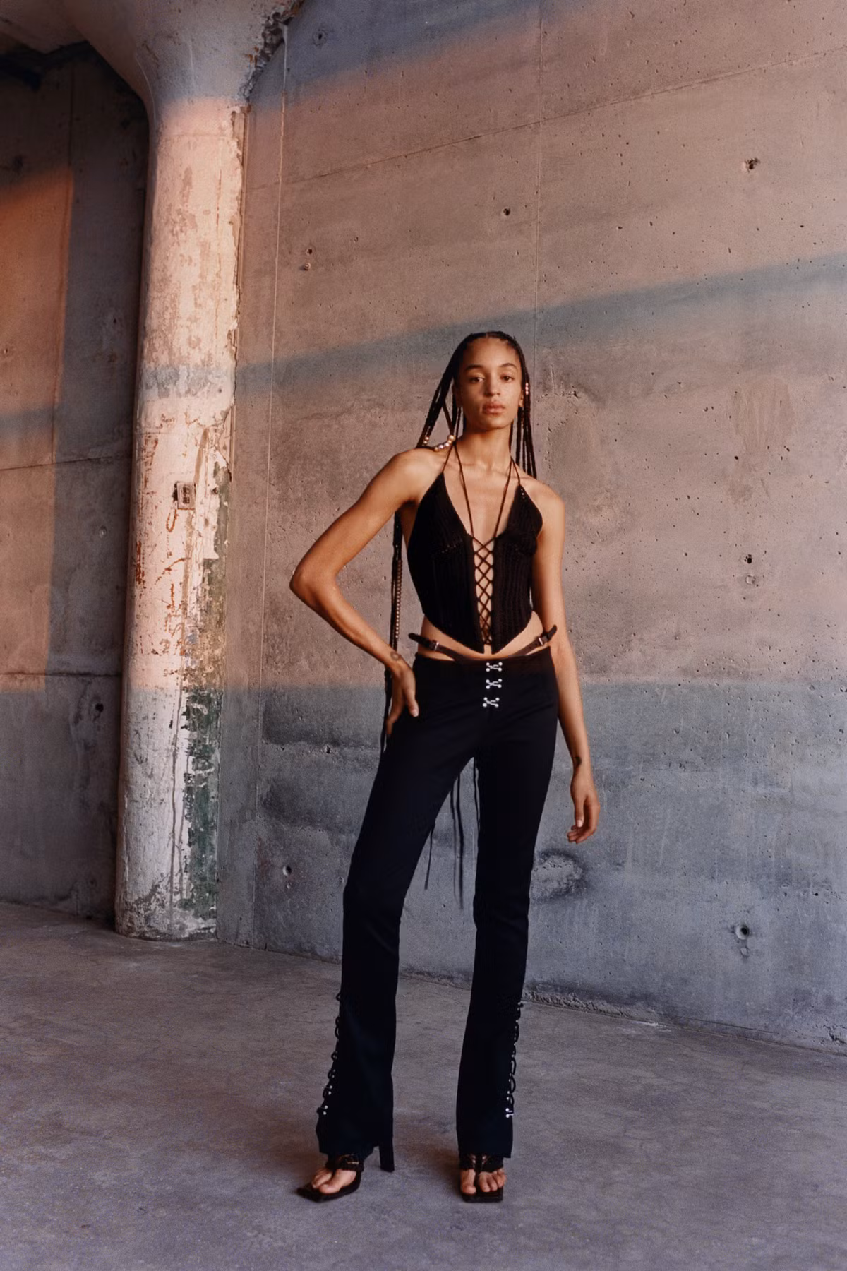 Kiểu mặc trang phục để lộ nội y dây từng thịnh hành vào những năm 2000. Thời gian gần đây, xu hướng bắt đầu trở lại trong ảnh street style của dàn người mẫu như Bella Hadid hay Hailey Baldwin. Không chỉ thế, trào lưu này còn ảnh hưởng mạnh mẽ đến các thiết kế trên sàn diễn năm 2021, trong đó có nhà mốt Dion Lee. Ảnh: Vogue.