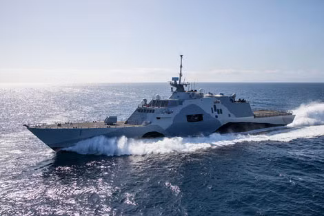 Trong chiến lược xoay trục, Mỹ cũng đã điều tàu chiến đấu ven biển tối tân LCS-1 USS Freedom tới khu vực Đông Nam Á hoạt động trong gần một năm.