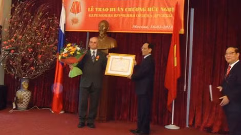 Ông Nikolai Kolesnik nhận Huân chương Hữu nghị của Nhà nước Việt Nam trao tặng. Ảnh: VOV