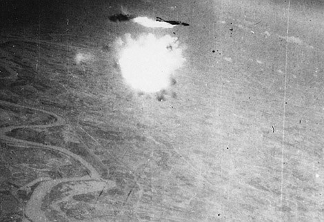 Trinh sát cơ RF-4C của Không quân Mỹ trúng đạn tên lửa Dvina trên bầu trời miền Bắc Việt Nam ngày 12/8/1967.