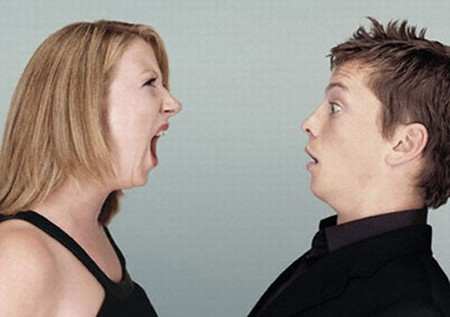 Den nha ban trai khong mo cua, co gai tuc gian lam dieu khung khiep-Hinh-2