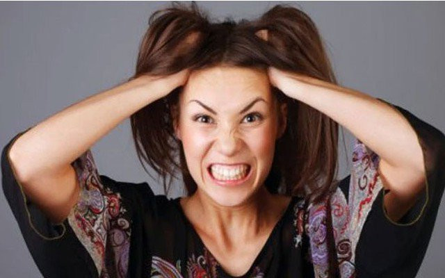 Den nha ban trai khong mo cua, co gai tuc gian lam dieu khung khiep