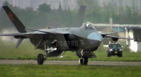 Loại tên lửa được cho là PL-10 lộ ra từ khoang vũ khí tiêm kích tàng hình J-20.