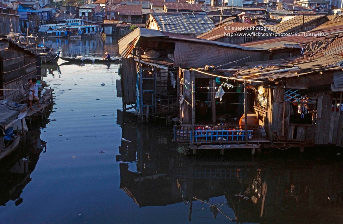 Khu dân cư bên kênh nước đen.