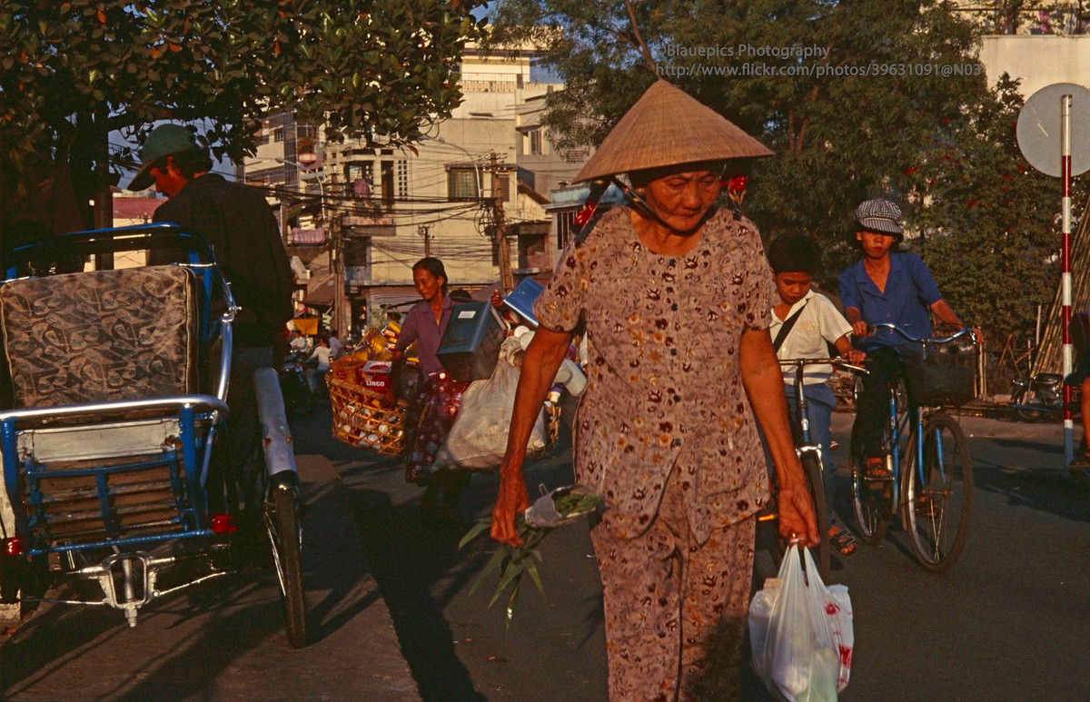 Khung cảnh đời thường trên một con phố buổi chiều.