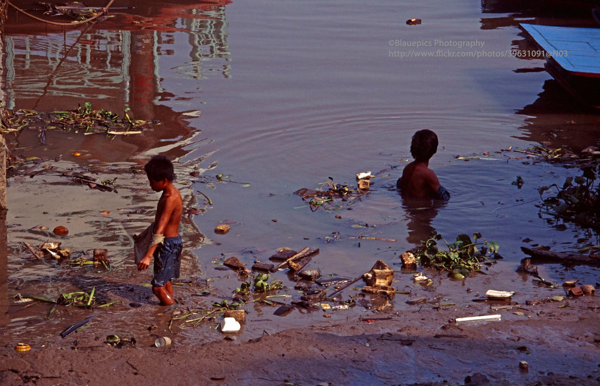 Những đứa trẻ ở xóm nước đen.