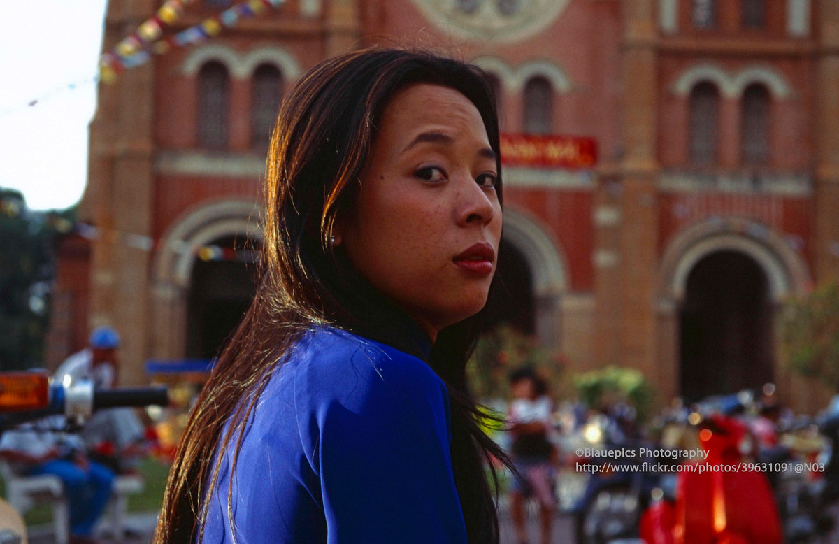 Chân dung cô Linh, chụp ở phía trước nhà thờ Đức Bà.