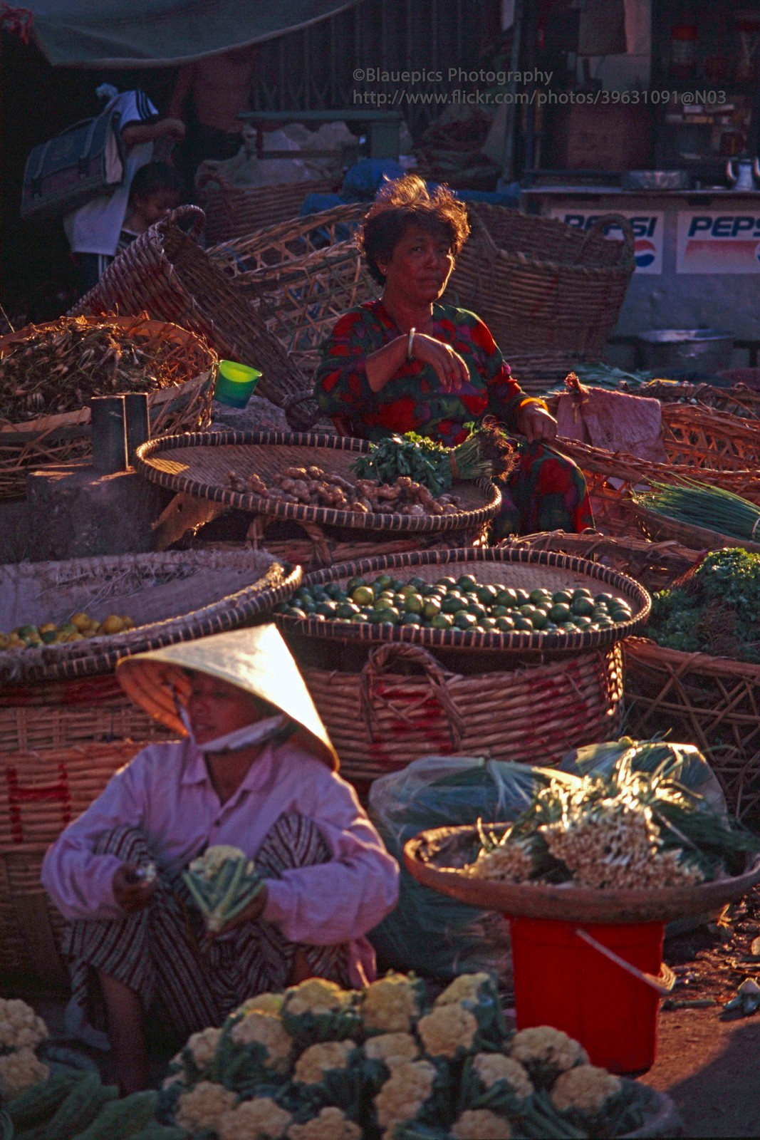 Các quầy hàng ở chợ.