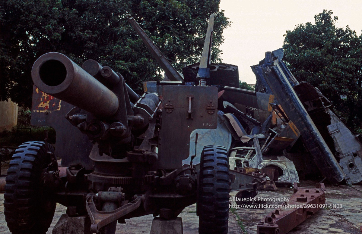 Hiện vật trưng bày ngoài trời ở Bảo tàng Điện Biên Phủ.