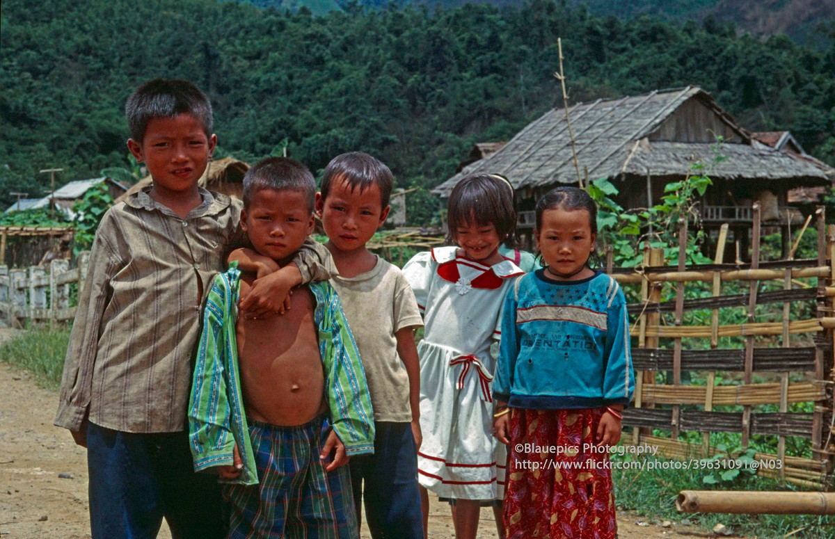 Trẻ em ở thị xã Mường Lay, tỉnh lỵ cũ của tỉnh Lai Châu (từ 1962–1992), nay thuộc tỉnh Điện Biên.