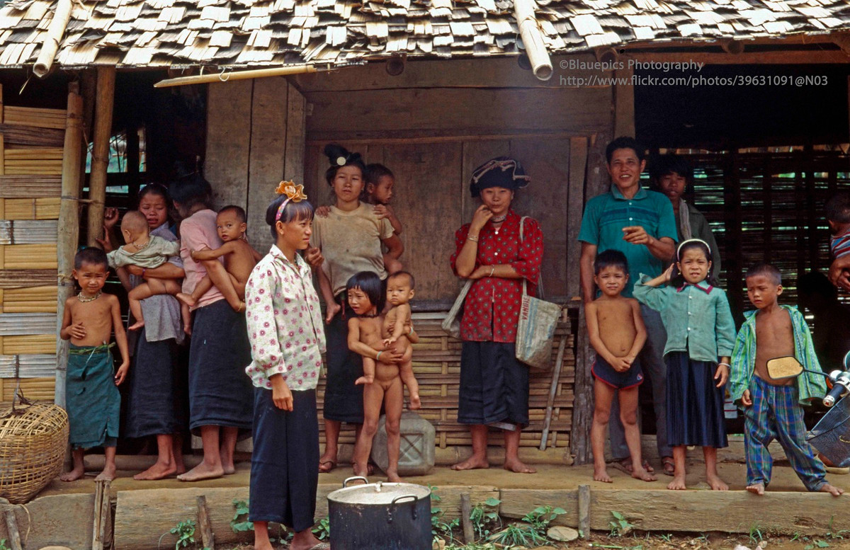 Cư dân địa phương bên ngoài một khu nhà ở Mường Lay.