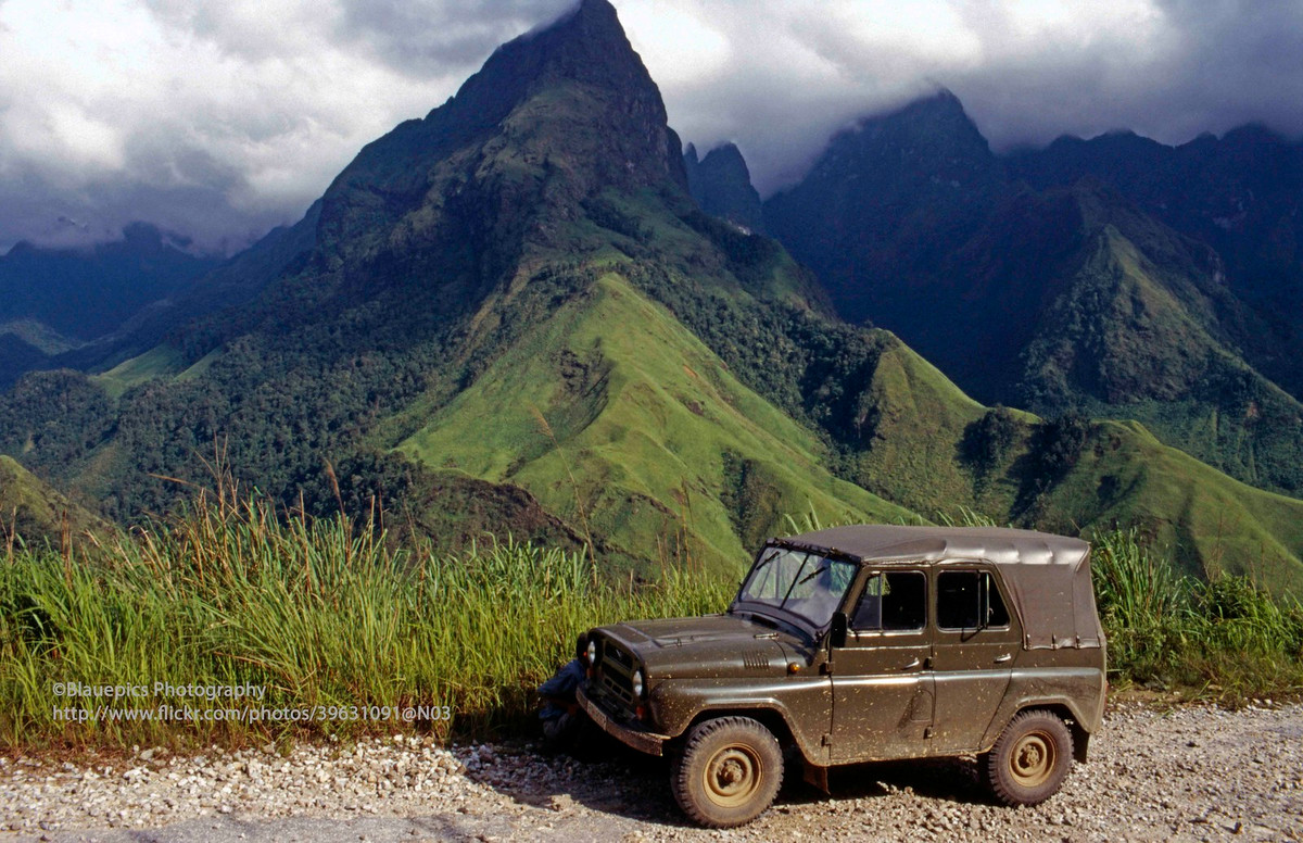 Đình Fansipan nhìn từ đèo Ô Quy Hồ.