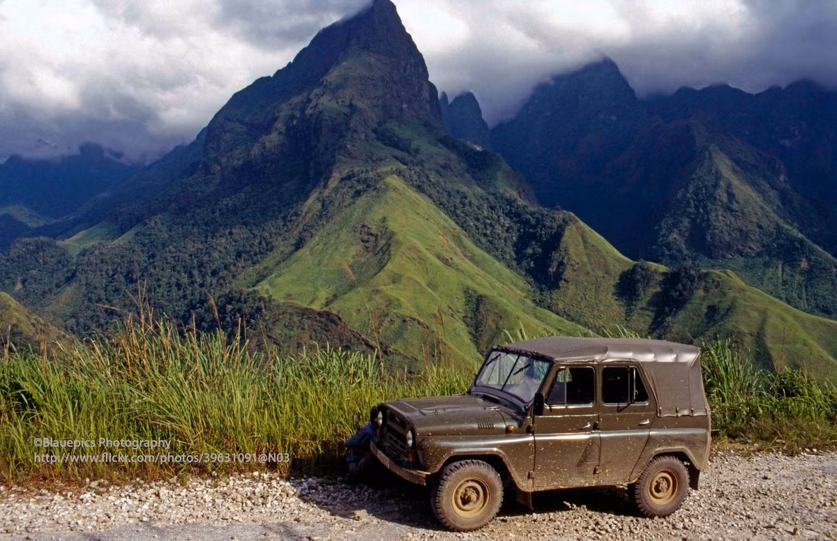 Đình Fansipan nhìn từ đèo Ô Quy Hồ.