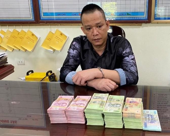 Dang nhan 200 trieu dong thi bi Cong an bat qua tang