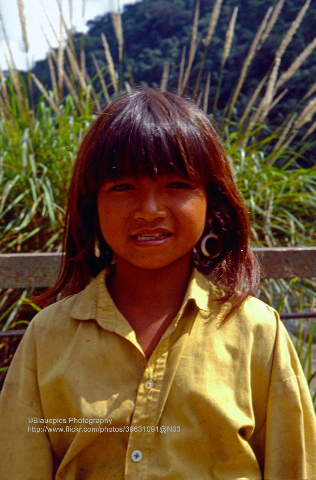 Một bé gái sống ở bản.