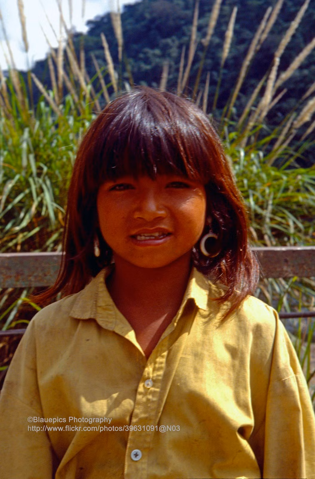 Một bé gái sống ở bản.