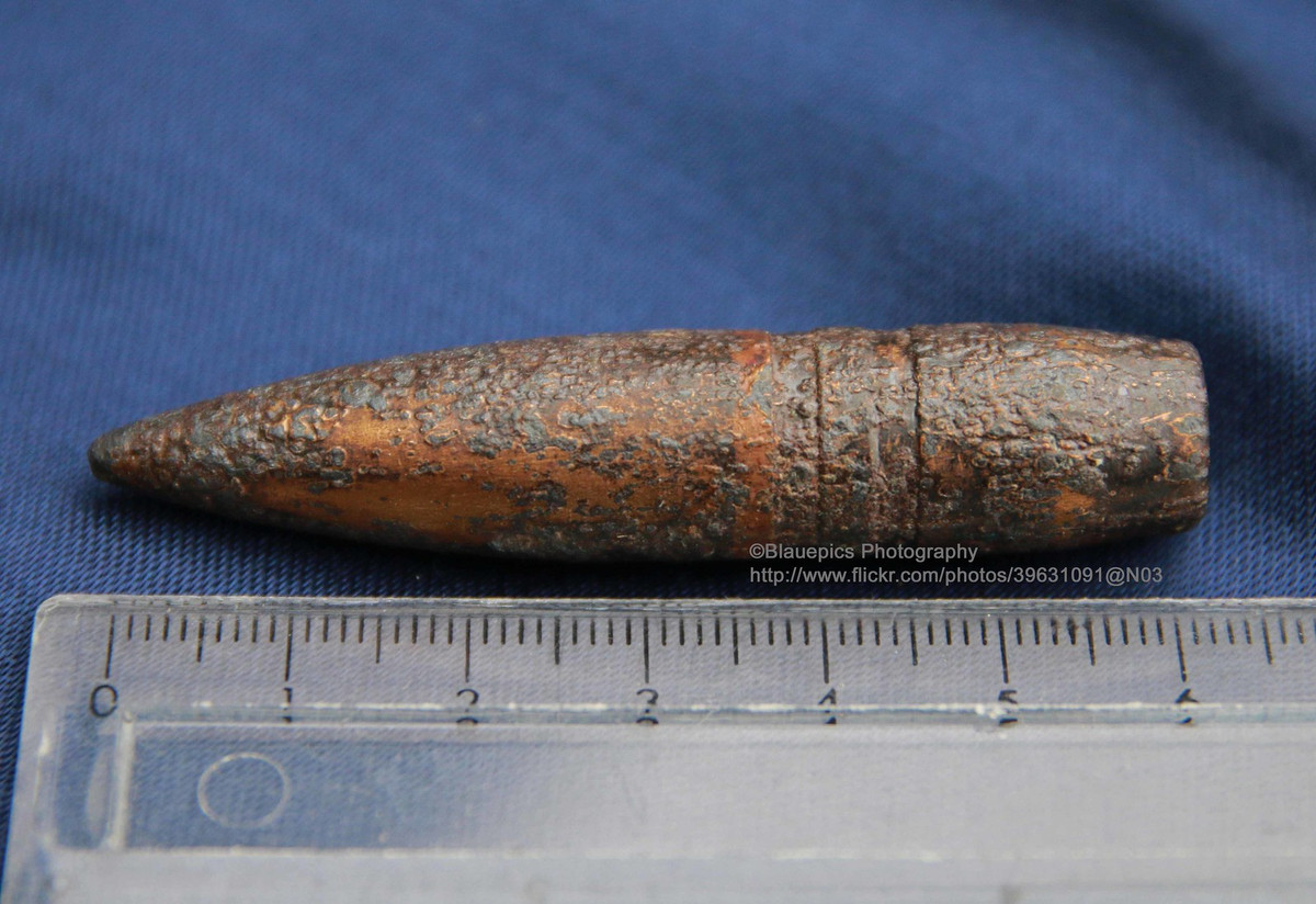 Viên đạn do tác giả bộ ảnh tìm thấy ở Khe Sanh và mang về làm kỷ niệm.