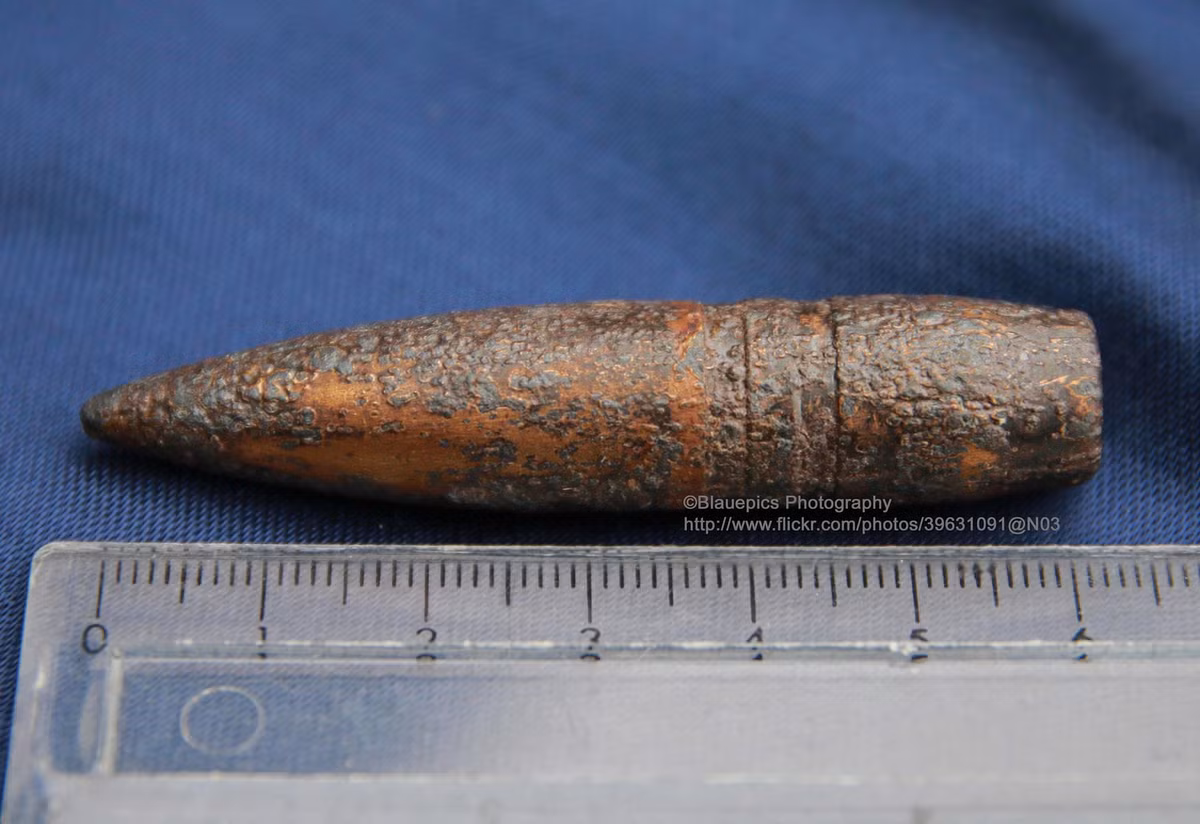 Viên đạn do tác giả bộ ảnh tìm thấy ở Khe Sanh và mang về làm kỷ niệm.