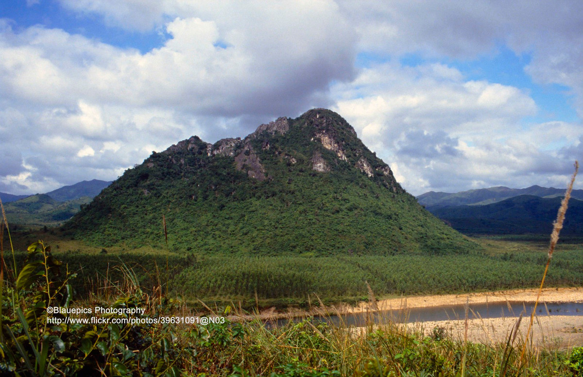 Đồi Rockpile, địa danh nổi tiếng ở Quảng Trị, nằm bên đường 9, cách Đông Hà 29 km về phía Tây. Đây là nơi đặt căn cứ quân sự của Mỹ từ năm 1966 đến 1968.