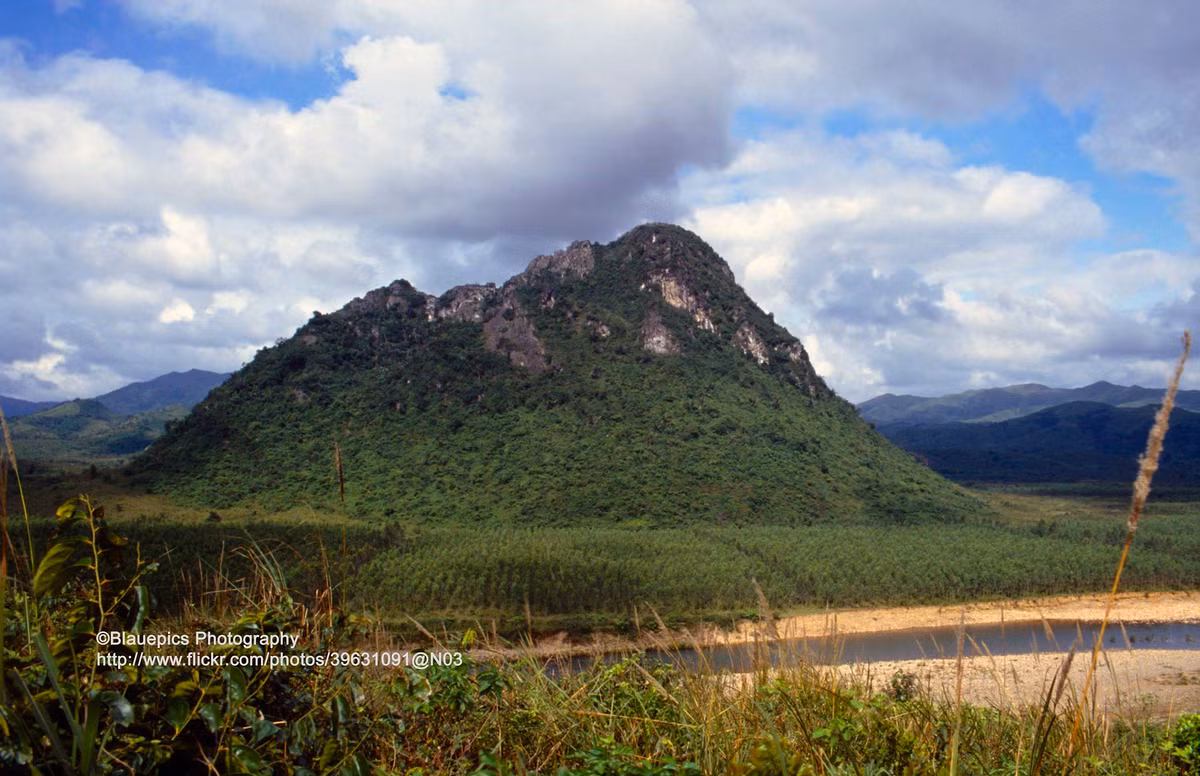 Đồi Rockpile, địa danh nổi tiếng ở Quảng Trị, nằm bên đường 9, cách Đông Hà 29 km về phía Tây. Đây là nơi đặt căn cứ quân sự của Mỹ từ năm 1966 đến 1968.