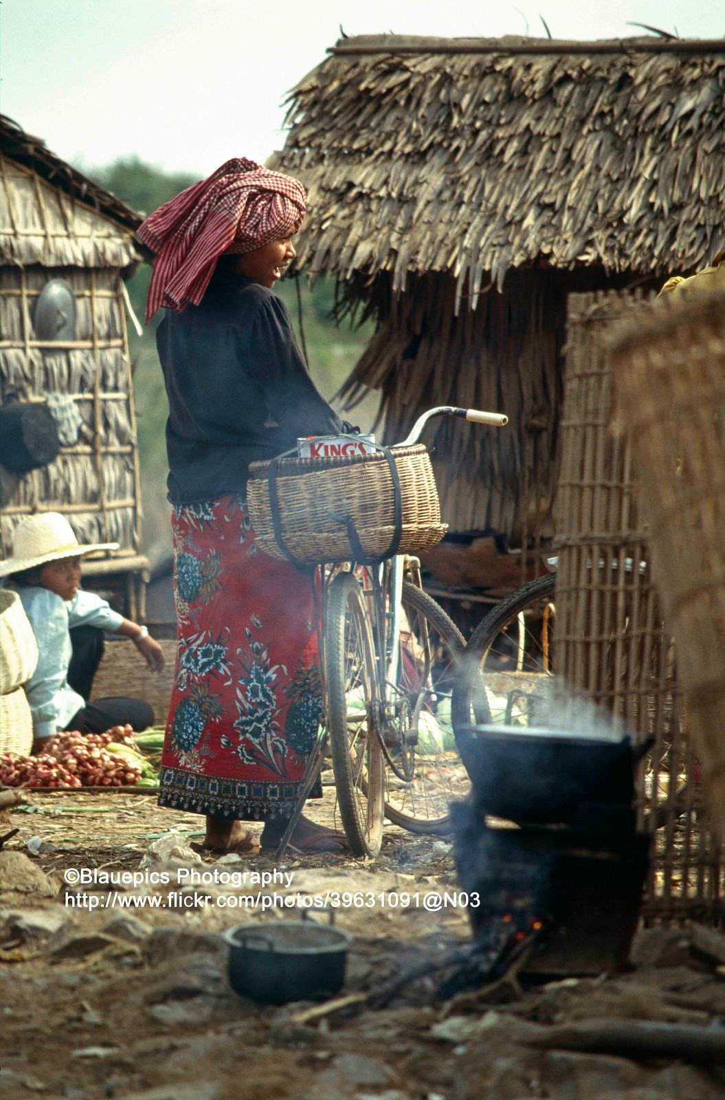 Cư dân biển hồ nấu nướng bằng bếp củi.