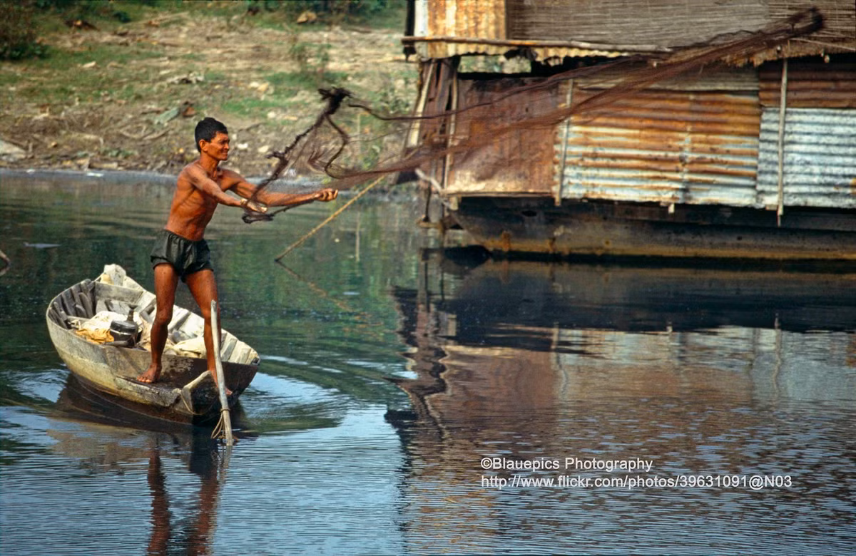 Ngư dân quăng lưới trên biển hồ.