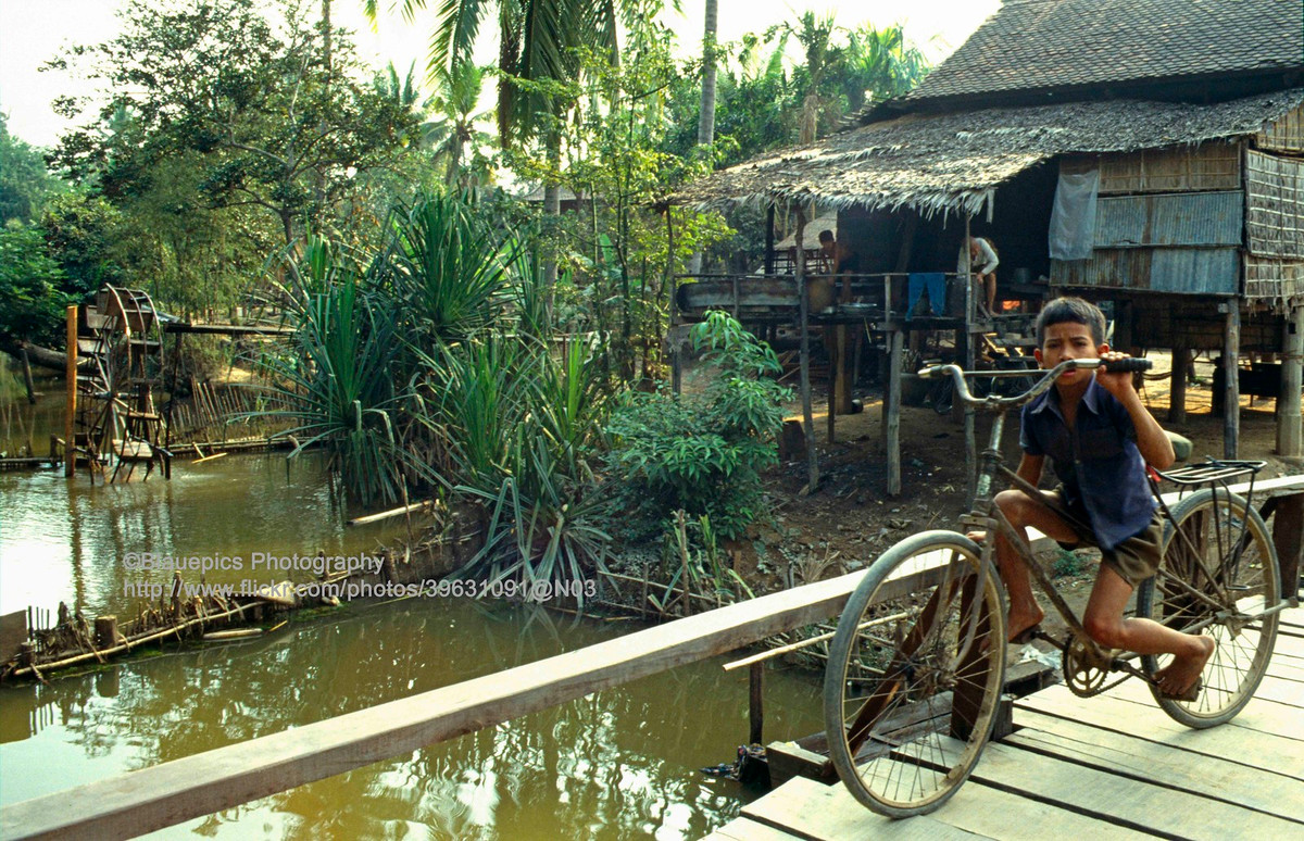 Cậu bé trên chiếc cầu gỗ bắc qua sông Siem Reap.