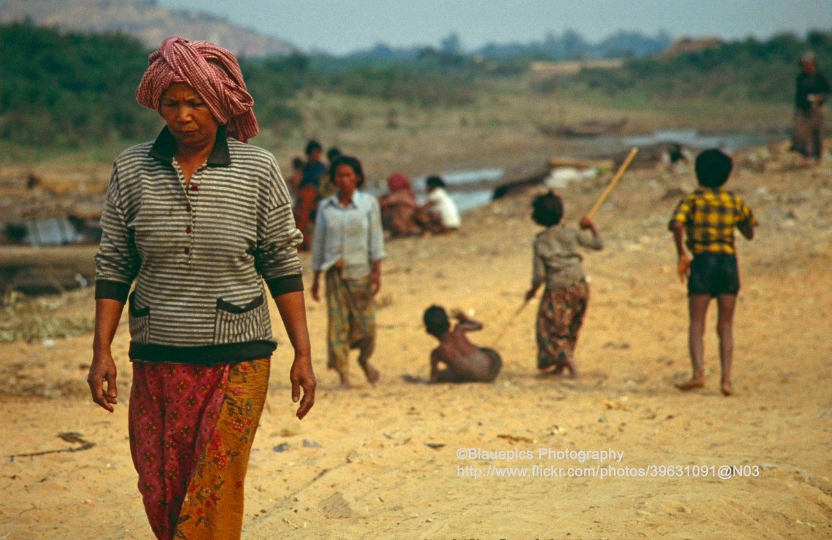 Phụ nữ và trẻ em địa phương.