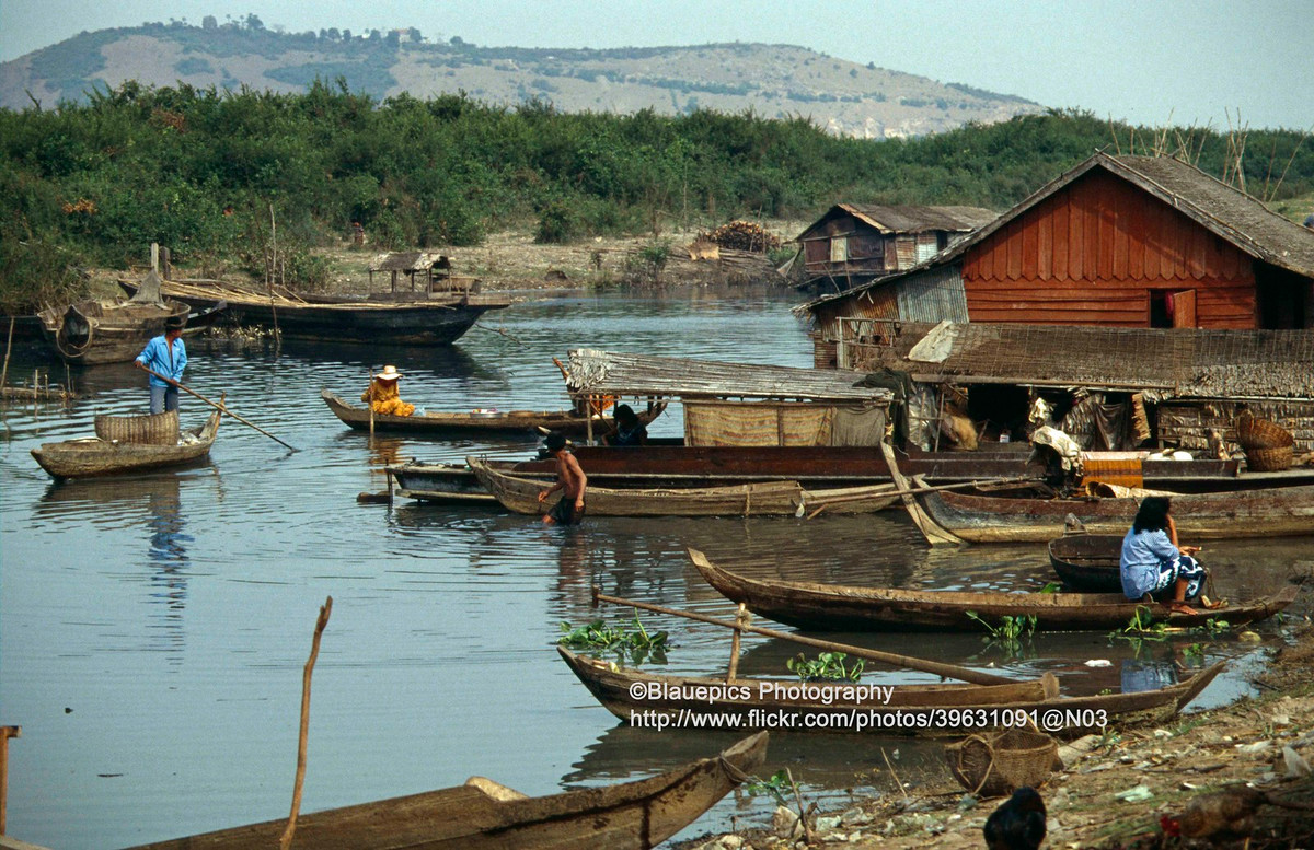 Ngư dân mưu sinh bằng những con thuyền nhỏ ở lạch nước thông ra biển hồ. Phía xa là đồi Krom, nơi có đền Phnom Krom. Lúc này đường lên đền đầy bẫy chông, khách du lịch không được lên.
