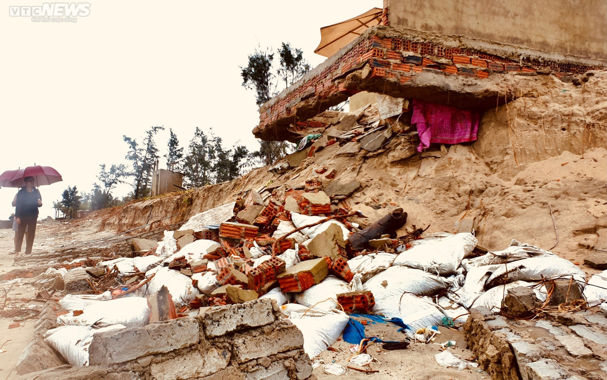 Những du khách nước ngoài đi dạo trên bờ biển khi chứng kiến đống hoang tàn của nhà hàng cũng bày tỏ sự lo ngại trước sức tàn phá của sóng biển.