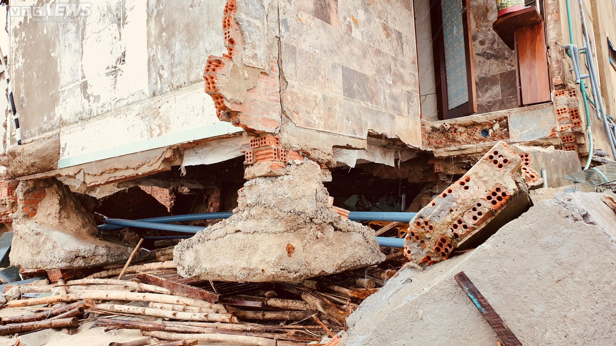 Trong đó, ngôi nhà kiêm kinh doanh nhà hàng của bà Nguyễn Thị Loan (chị ruột chị Hường) bị nước biển khoét mạnh vào trong móng nhà, tạo thành hàm ếch sâu hoắm hơn 2 mét. Phòng tắm và gian bếp của nhà chị Hường bị cuốn sập hoàn toàn. Tương tự, 3 ngôi nhà còn lại cũng bị sóng biển đánh tan tác, quật tả tơi. "Gần như nhà nào cũng bị kéo sập một nửa. Nước biển ăn sâu vào bên trong, gây xói lở nền móng khiến cả thảy 5 ngôi nhà của anh em tôi bị đặt trong tình cảnh chẳng khác "ngọn đèn dầu trước gió", đổ sập lúc nào không hay" - bà Loan giãi bày.