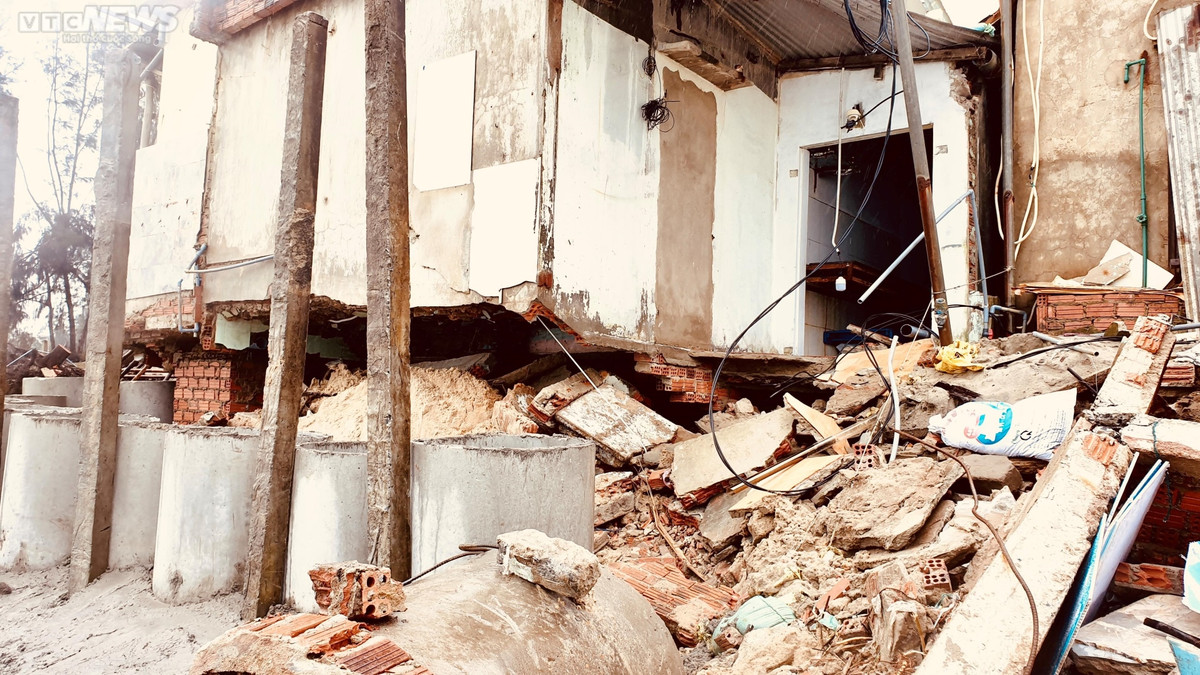 Đây đã là lần thứ 2 trong vòng 3 năm, dãy nhà của anh em chị Hường bị triều cường đánh sập. Trước đó, trong đêm 14, rạng sáng 15/11/2020, sóng to gió lớn liên tục công phá, quật sập dãy nhà của 7 hộ dân, trong đó có 5 anh em chị Hường. Khi nỗi mất mát cũ vừa vơi đi thì nay thảm cảnh sập nhà lại một lần nữa tái diễn. Mất mát không kể xiết, thậm chí họ đang lâm cảnh trắng tay.