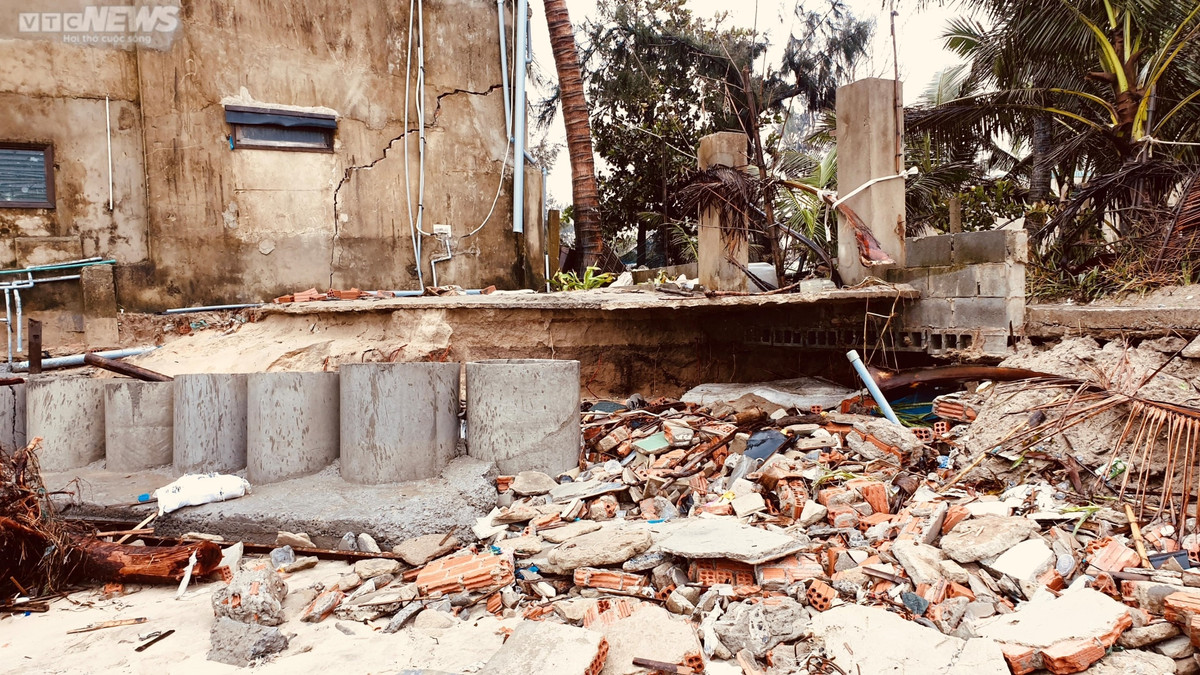 Để bảo vệ phần nửa phía trước của ngôi nhà, hôm 21/10, 5 anh em chị Hường góp tiền mua cấp tốc hàng chục ống bi bằng bê tông để "vá" tạm thời đoạn móng nhà bị sóng đánh xói lở. Ngoài ra, tại khu vực lâm vào tình trạng xói lở nặng bên hông nhà mình, bà Loan thuê xe múc để trung chuyển đất cát gia cố thêm cho bờ biển.