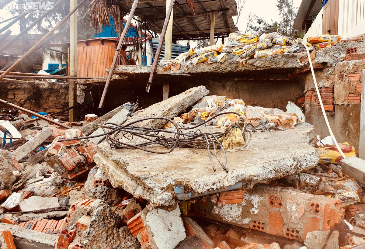 Trả lời VTC News, ông Đinh Dũng - Chủ tịch UBND phường Cẩm An - cho hay: "Ngay khi nắm bắt sự việc, chính quyền địa phương đã yêu cầu các hộ dân sơ tán đến nơi tránh trú an toàn. Đồng thời, chúng tôi cũng đã báo cáo cấp trên để Sở Nông nghiệp - Phát triển nông thôn về kiểm tra nhằm sớm đưa ra phương án khắc phục tình trạng xói lở bờ biển".