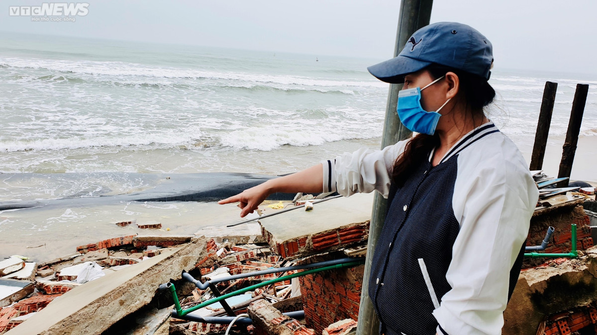 Cũng do ảnh hưởng của bão Nesat, trong đêm 19/10, triều cường dâng cao đã kéo sập 5 nhà dân ở tổ 4, khối Thịnh Mỹ. Chị Nguyễn Thị Hường (chủ của một trong 5 nhà bị sập) kể, tối hôm ấy, trong lúc dọn rửa chén bát sau bữa cơm gia đình, hai vợ chồng chị tá hỏa khi chứng kiến từng đợt sóng cao 3-4m đang "ngoạm" vách nhà mình. Chẳng bao lâu, nước biển xâm lấn, tràn lên nhà rồi băng qua đường.