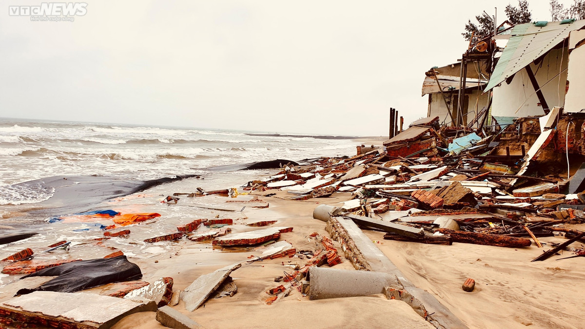 "Dọc đoạn bờ biển này có tổng thảy 5 ngôi nhà nằm san sát của 5 anh em tôi. Lo sợ triều cường sẽ gây ngập sâu nhà cửa, chúng tôi quyết định khăn gói sơ tán đến nhà bà con lánh nạn. Tờ mờ sáng hôm sau, tôi cùng một chị gái và ông anh lật đật quay về xem tình hình thì bàng hoàng khi thấy cảnh tượng trước mắt" - giọng nghèn nghẹn, chị Hường nói rồi mô tả những mái ấm tránh nắng che mưa của đại gia đình lúc này chẳng khác nào "bãi chiến trường".