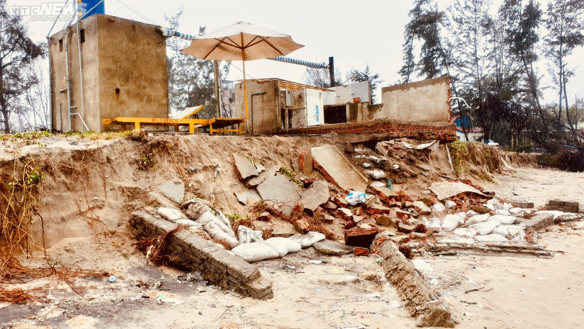 Cách vị trí trên chừng 300m, đoạn bờ biển thuộc khối Thịnh Mỹ cũng đang lâm vào tình trạng xói lở nặng. Nhiều công trình như nhà hàng, nhà ở ven biển bị sóng dữ đánh sập. Mưa bão hồi tháng 11/2020 khiến nhà hàng này bị cuốn bay nóc. Do ảnh hưởng của bão Nesat (ngày 19/10/2022), phần móng bị sóng biển khoét sâu, dẫn tới nền nhà đổ sập, trôi tuột xuống đoạn bờ kè. Công trình một thời đón lượng lớn thực khách giờ đây chỉ còn là đống ngổn ngang.